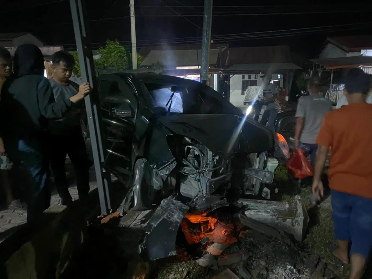 Sebuah Mobil Menabrak Dinding Bangunan SPPG Di Aceh Barat